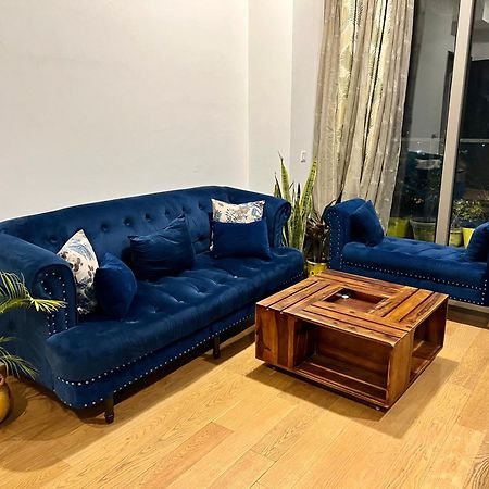 Luxury Master Bedroom With Bathtub N Private Entry Gurgaon Eksteriør bilde
