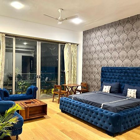 Luxury Master Bedroom With Bathtub N Private Entry Gurgaon Eksteriør bilde