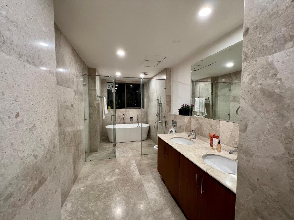 Luxury Master Bedroom With Bathtub N Private Entry Gurgaon Eksteriør bilde
