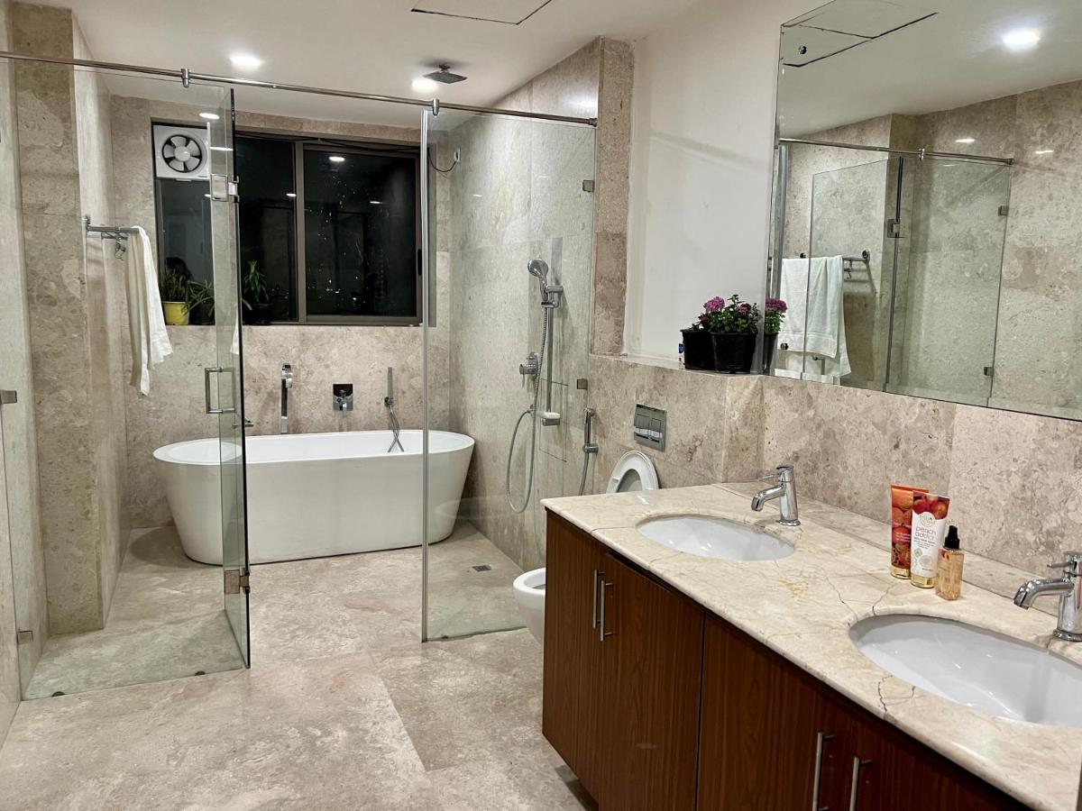 Luxury Master Bedroom With Bathtub N Private Entry Gurgaon Eksteriør bilde