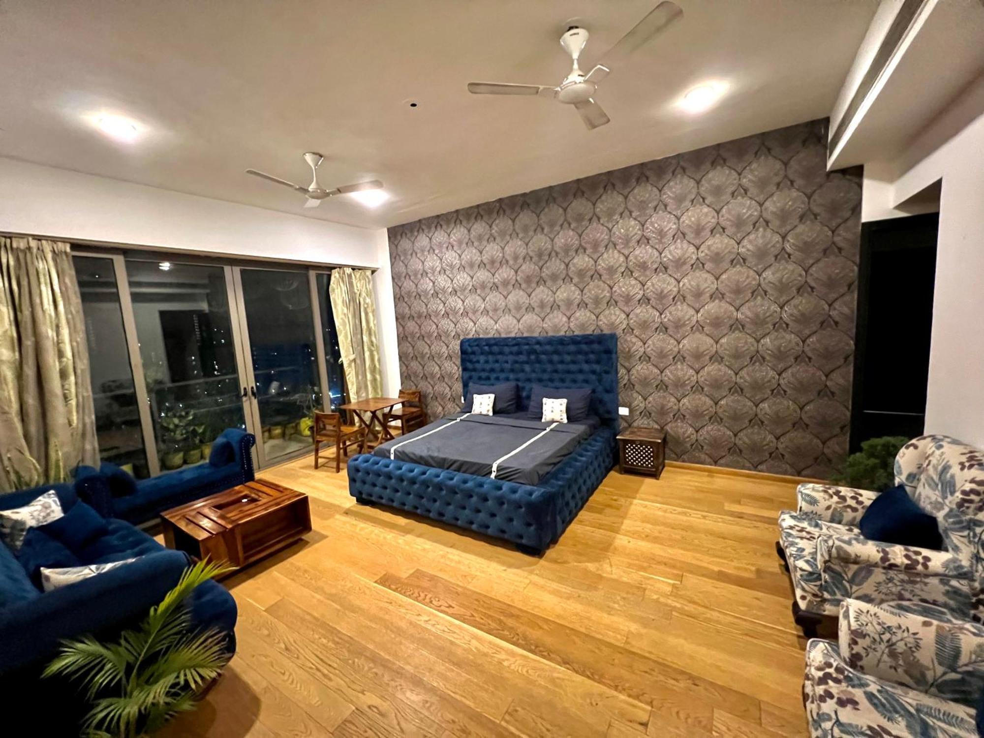 Luxury Master Bedroom With Bathtub N Private Entry Gurgaon Eksteriør bilde